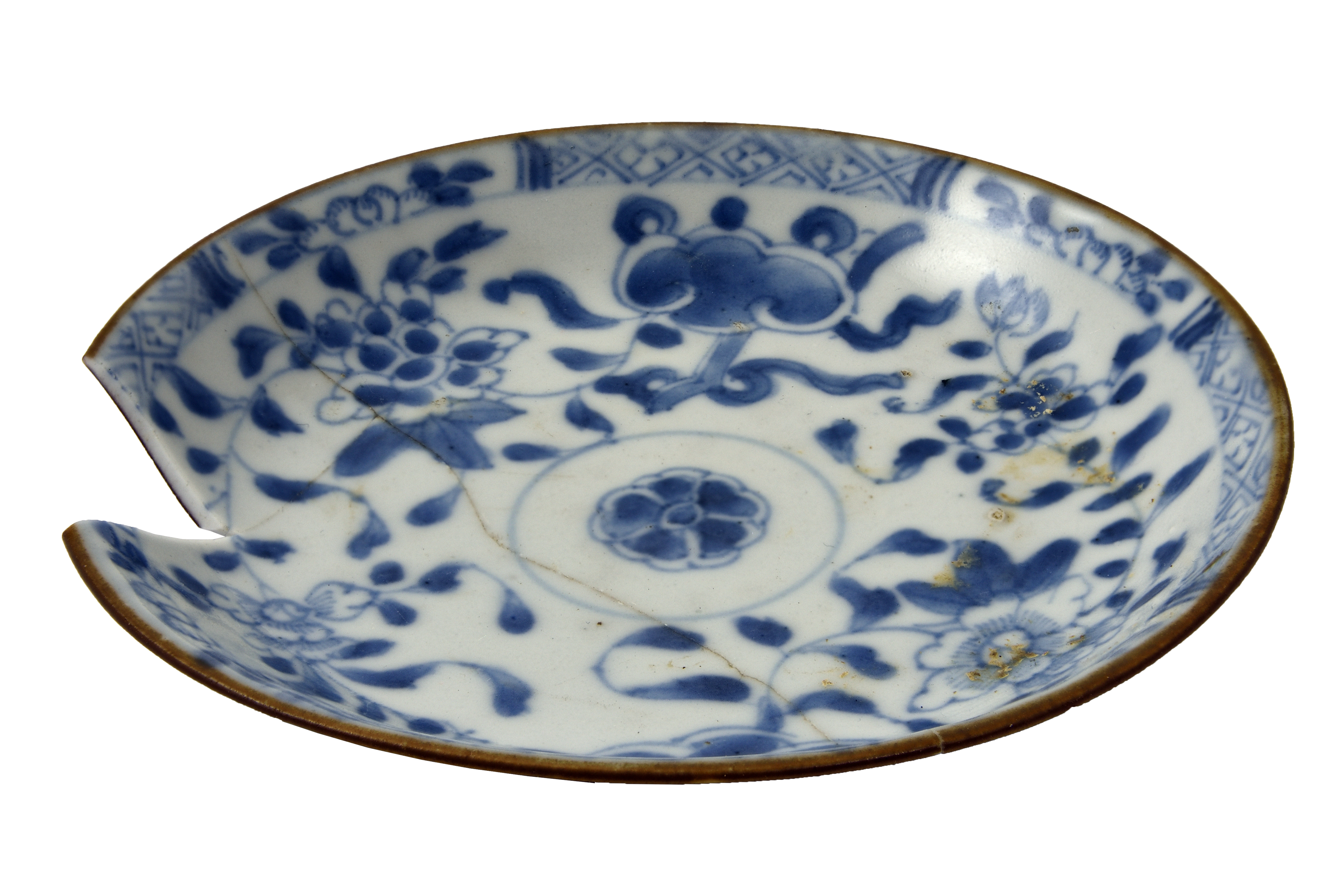 The left rim of the ceramic plate has a clear loss, and continuous seams and multiple surface color differences are visible on the plate surface.
